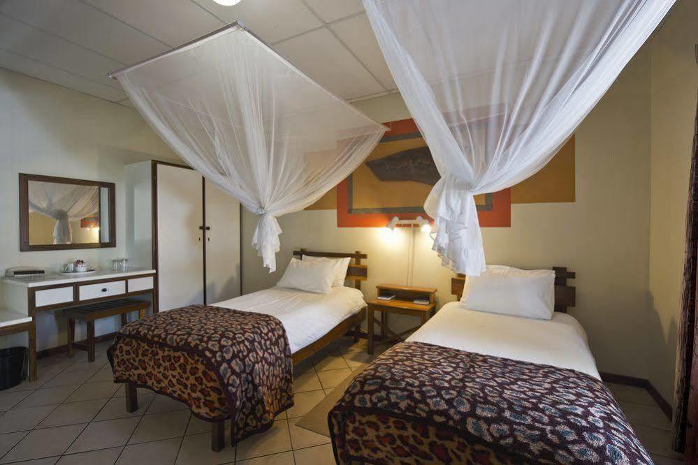 Oshakati Country Hotel Exterior foto